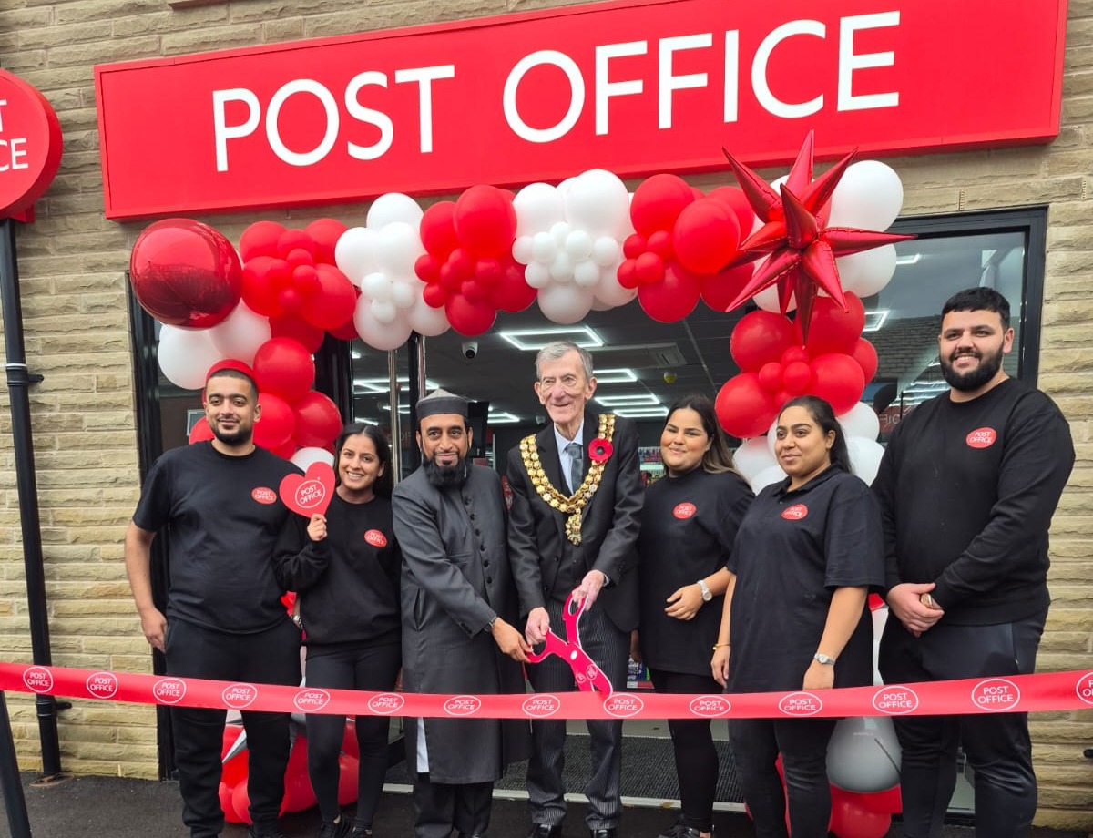 Mayor opens Halliwell Road Post Office in Bolton