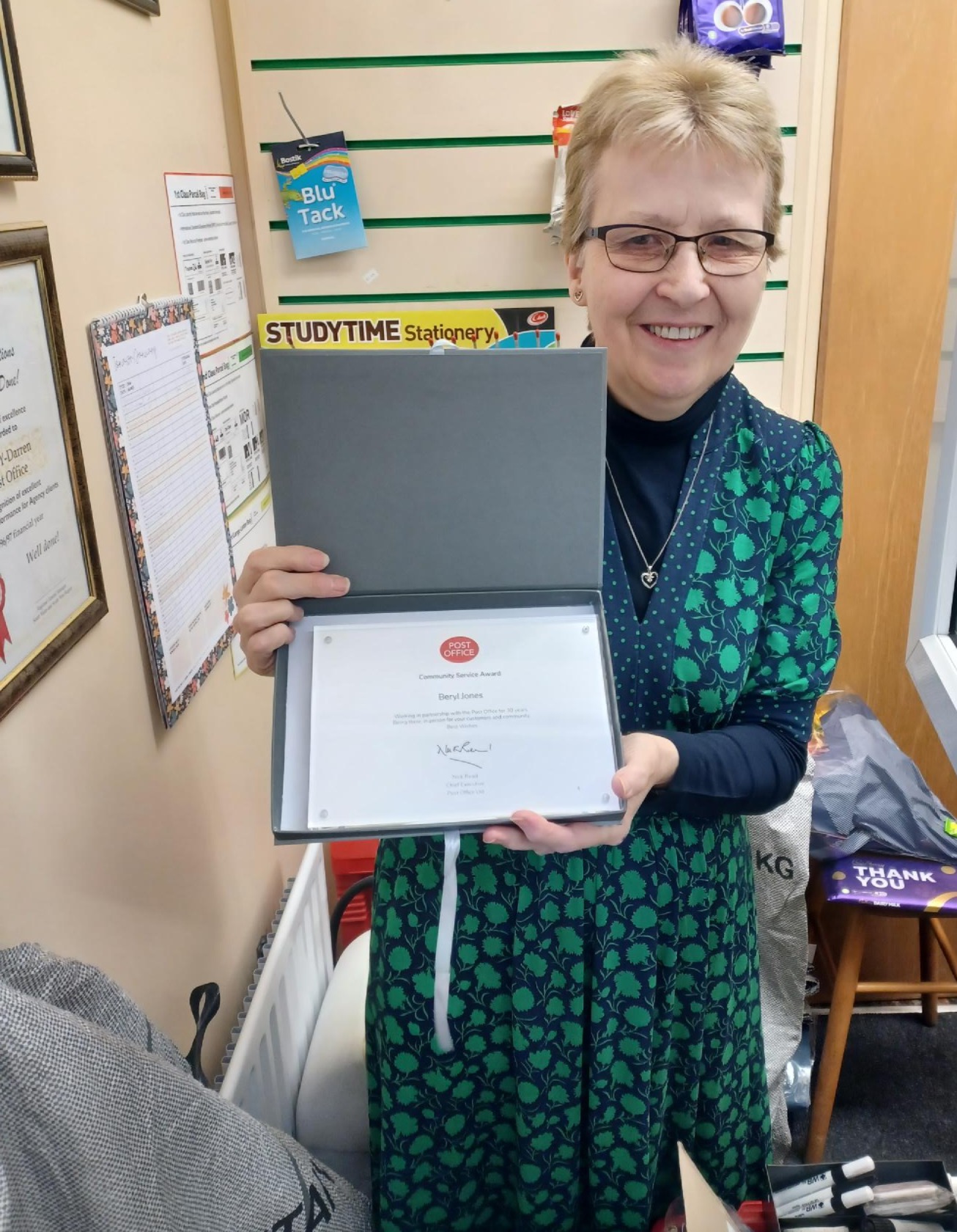 Popular postmistress retires from Ynys-y-Darren Post Office